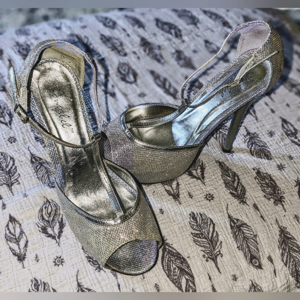 BONNIBEL SILVER HEELS SZ 8
